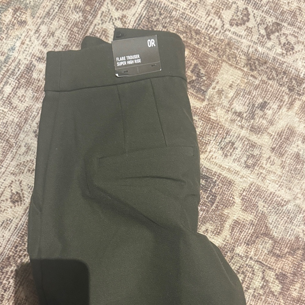 Elegant Women's Green Pants - Picture 3 of 3
